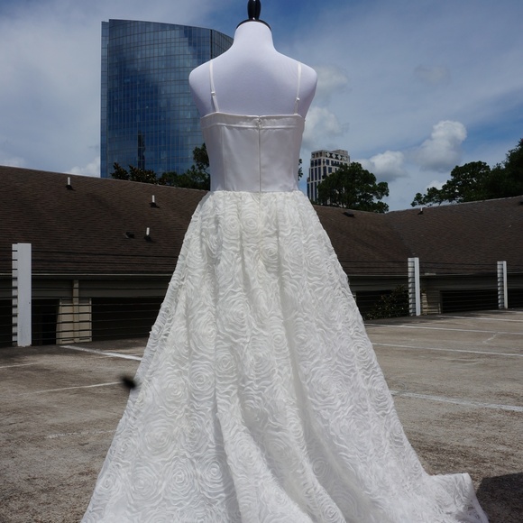 ADRIANNA PAPELL Boutique Ivory White Rosette Ball - Picture 3 of 4